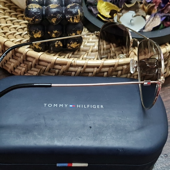 Tommy hilfiger sunglasses. - Picture 3 of 7